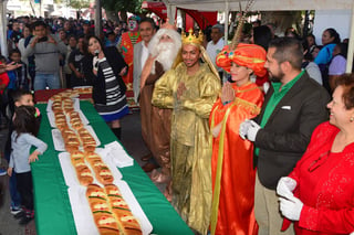 Acuden. Estuvieron presentes los Reyes Magos en la plaza principal de Lerdo durante la repartición de la Rosca de Reyes. (EL SIGLO DE TORREÓN)