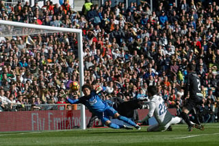 Real Madrid se aprovechó del débil Granada y lo goleó 5-0 para así llegar a 39 partidos sin conocer la derrota. (AP)