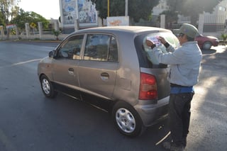 Se movilizan. La asociación civil protestó sobre el bulevar Miguel Alemán. Desde temprana hora, colocaron calcas a los vehículos.