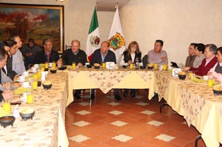 Anuncia programas. El gobernador de Coahuila, Rubén Moreira, celebra una reunión con representantes empresariales.