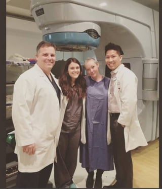 Batalla. La actriz Shannen Doherty publicó una imagen con el equipo médico que la atendió en su terapia de radiación. (INSTAGRAM)
