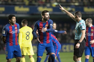 Los jugadores del Barcelona Gerard Piqué (c) y Luis Suárez protestan al árbitro Iglesias Villanueva. (EFE)