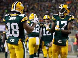 Randall Cobb y Davante Adams celebran una anotación de los Packers.  (AP)