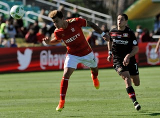 Javier Hernández sigue sin puntería en el Bayer Leverkusen. (AP)