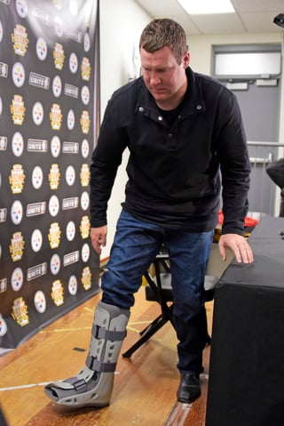 Ben Roethlisberger sufrió una lesión en su tobillo derecho, pero aseguró que jugará ante Kansas City. (AP)