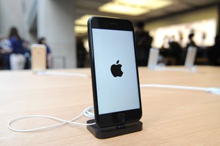 En el acto, Jobs, quien falleció el 5 de octubre de 2011, dijo que se trataba de un lanzamiento históricamente tan importante como fue el Mac y el iPod, y que estaba seguro que con ello iniciaba una nueva era tecnológica. (ARCHIVO)