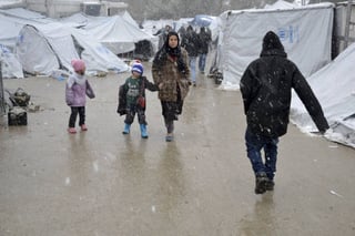 Desprotegidos. Varios refugiados caminan bajo la nieve en el campamento de refugiados de Moria, en la isla de Lesbos, Grecia.