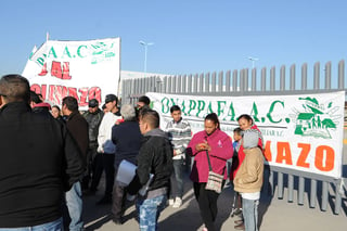 Mantas. Manifestantes colocaron mantas en las puertas principales de las oficinas de Hacienda. (Ramón Sotomayor)