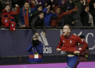 Carlos Clerc celebra el tercer gol del equipo osasunista. Otra decepción de Valencia; se deja alcanzar por Osasuna