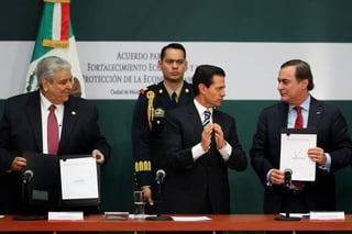 Pacto. Peña Nieto, atestiguó la firma del Acuerdo para el fortalecimiento económico y la protección de la economía familiar.