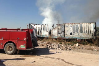 Incendio. Se quema caja de tráiler en Gómez Palacio, sólo se presentaron pérdidas materiales. 