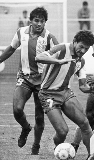 Roberto Cabañas (i) en una jugada con la selección de Paraguay durante
el Mundial de México ‘86. (AP)