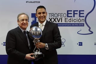 Navas recogió el premio de manos del presidente de la Agencia EFE. 