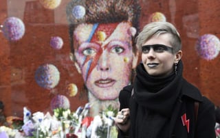 Los seguidores del fallecido cantante lo recordaron con un mural dedicado a él. (EFE)