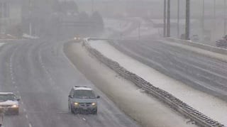 Las autoridades provinciales recomendaron a los automovilistas extremar precauciones debido a que hay menor visibilidad en los caminos a causa de la nieve. (TWITTER)
