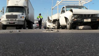 De acuerdo con el reporte de los peritos, el accidente se registró cuando el conductor de un tracto camión se encontraba detenido por una falla mecánica y con las luces intermitentes encendidas. (EL SIGLO DE TORREÓN)