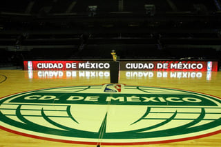 Trabajadores de la Arena Ciudad de México afinan detalles en la duela que alojará por primera vez dos juegos consecutivos de la NBA. (Notimex)