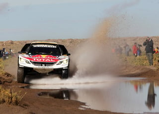 Sebastien Loeb conduce su vehículo ayer, en la octava etapa del Rally Dakar. (EFE)