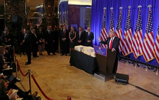 Trump se mantuvo en el estrado al lado de una pila de carpetas color manila sobre una mesa. Pero solo hasta que la conferencia de prensa había avanzado bastante indicó que los papeles eran documentos de su nuevo acuerdo comercial. (EFE)