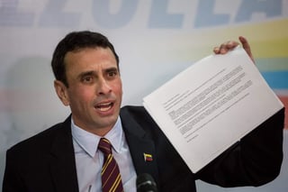 “Nunca he tenido problema de que me investiguen”, indicó Capriles, quien agregó que “no me voy a quedar callado ante esta partida de hampones y corruptos del peor gobierno de la historia de nuestro país”. (EFE)