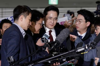 El directivo, de 48 años, se presentó hoy en la oficina del equipo de investigación en Seúl para someterse a un interrogatorio ante las sospechas de que el mayor conglomerado de Corea del Sur. (AP)