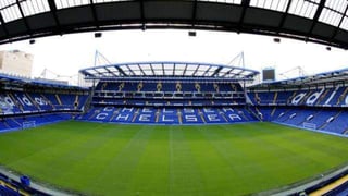 Chelsea quiere renovar su actual sede, para que tenga una capacidad de 60,000 aficionados, en vez de mudarse del oeste de Londres. (ARCHIVO)