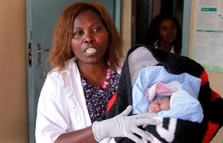 Sin atención. Enfermera de Grace Devie sostiene al bebé recién nacido que fue rechazado de un hospital que está en huelga.