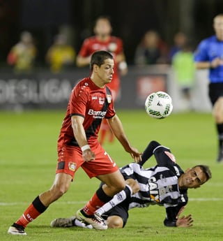 Javier Hernández anotó el único tanto del partido. Javier Hernández anota ante el Atlético Mineiro