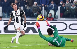 Mario Mandzukic anota el segundo gol de Juventus en la victoria 3-2 sobre el Atalanta en los octavos de final de la Copa de Italia. (EFE)