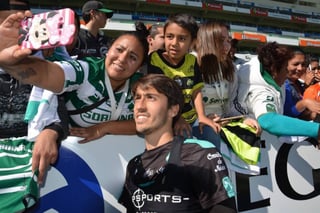 El lateral Javier Abella posa para la fotografía con aficionados que asistieron al entrenamiento. (Cortesía)