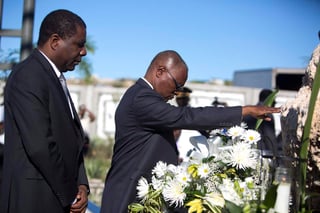 El presidente interino de Haití dirigió una conmemoración en la que honró una fosa común con una corona funeraria. (AP)
