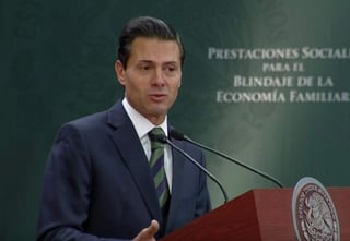 Peña Nieto dijo que 'la gallina de los huevos de oro se nos fue secando' en referencia a la producción del petróleo. (ESPECIAL) 