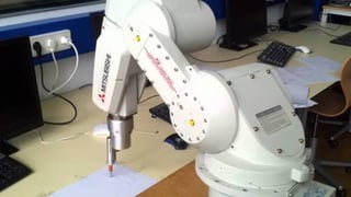 Estrategia. Contrario a la estrategia de Donald Trump, las empresas en EU planean invertir en robots que crear empleos. 