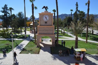 Espacio. La Plaza Principal de Viesca cuenta con nuevas áreas verdes, pero conserva la torre del reloj.
