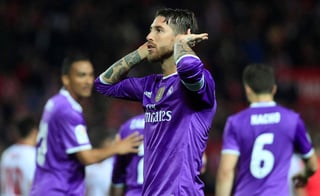 Sergio Ramos marcó de penal el segundo gol del Real Madrid frente al Sevilla en el partido de vuelta de los octavos de final de la Copa del Rey. (AP)