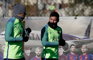 Lionel Messi trata de no distraerse, mientras vislumbra su futuro en el club Barcelona de España. (AP)