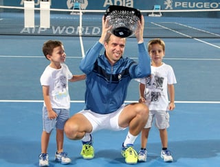 Gilles Muller celebra con sus hijos la obtención del campeonato. (AP)