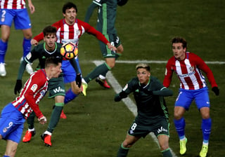 Atlético de Madrid venció por la mínima al Betis y llegó a 34 puntos, para colocarse en el cuarto lugar de la clasificación. (EFE)