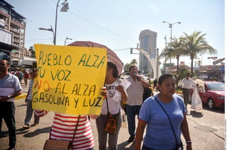 A las calles. Ciudadanos protestaron en la Costera Miguel Alemán en Acapulco, contra el gasolinazo y el aumento en la luz.