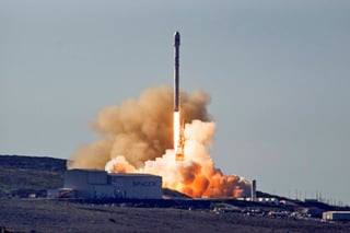 Un cohete Falcon 9  fue lanzado ayer.