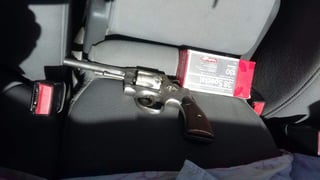 Al revisar la unidad, los agentes encontraron en el asiento del lado del copiloto un arma de fuego tipo revólver, calibre .38 milímetros, cromada y con cachas color café.