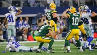Mason Crosby (i) celebra luego de conectar el gol de campo que le dio la victoria a los Packers. (AP)