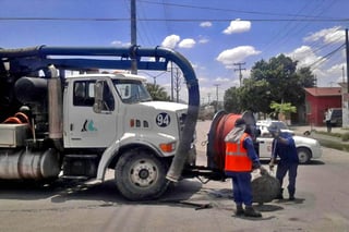 Mantenimiento. Refuerzan trabajos de limpieza de redes de agua y drenaje en Gómez Palacio.