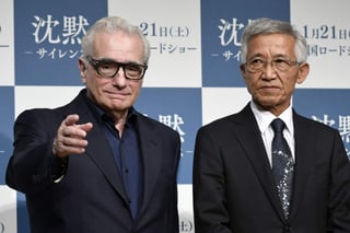 El director de cine estadounidense Martin Scorsese y Shigenori Murakami, descendiente de cristianos ocultos japoneses torturados por las autoridades niponas en el siglo XVII, dan una rueda de prensa para promocionar la película Silencio en Tokio. (EFE)