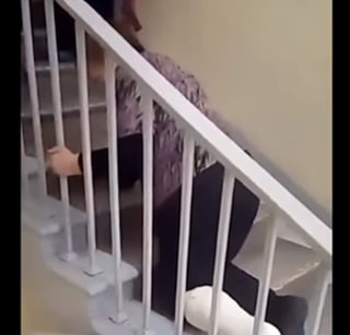 Mujer mayor con lesión en la pierna sube escaleras de hospital