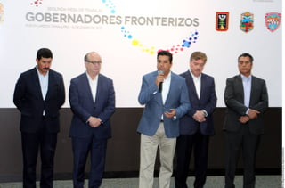 Exigencia. Francisco García Cabeza de Vaca (centro), gobernador de Tamaulipas, demandó al Gobierno federal impedir que empresas nacionales o extranjeras por presiones se vayan de México.