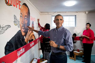 Recuerdo. Barack Obama y su esposa Michelle se sumaron a otros voluntarios pintando un mural en un albergue.