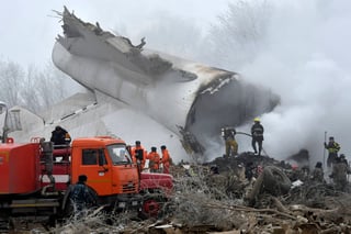 Tragedia. Un avión de carga se estrelló en una zona residencial justo al lado del principal aeropuerto de Kirguistán.