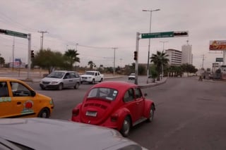 Apagón. Poco después del mediodía de ayer, el semáforo de Lázaro Cárdenas y calle del Santo presentó una falla. (Fernando Compeán)