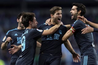 Los jugadores de la Real Sociedad, Iñigo Martínez (c), Álvaro Odriozola (i) y Xabi Prieto, celebran el primer gol del equipo donostiarra, durante el encuentro correspondiente a la jornada decimoctava de primera división. (EFE)